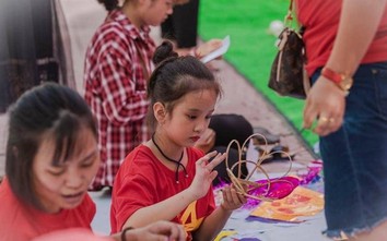 Ca sĩ Thái Thuỳ Linh mang Trung thu hồng tới 400 trẻ tự kỷ