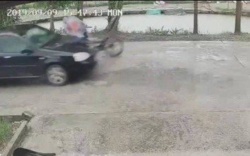 Video: Sang đường không quan sát, bé trai bị ô tô tông gục rồi bỏ chạy