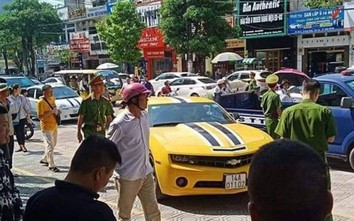 Video: CSGT dùng súng AK đập kính xe Chevrolet Camaro truy bắt "quái xế"