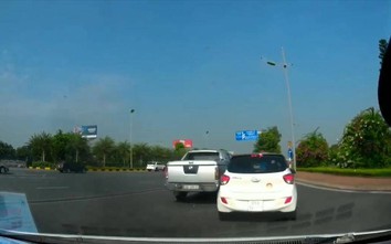 Video: Lại xuất hiện 2 tài xế "đua ô tô" cà khịa nhau trên đường ra sân bay