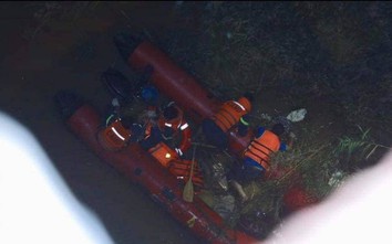 Tìm thấy thi thể nạn nhân bị container đâm văng từ cầu Thanh Trì xuống sông