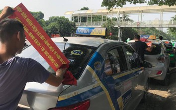 Taxi truyền thống dán khẩu hiệu "đòi" bình đẳng với xe hợp đồng điện tử