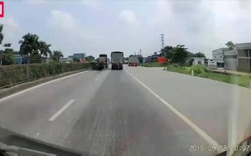 Video: Tài xế xe container phanh "cháy đường" cứu mạng người lái xe máy