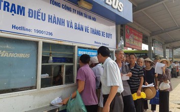 Dân Hà Nội xếp hàng làm thẻ xe buýt miễn phí