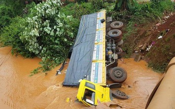 Xe tải lao thẳng xuống suối ở Bình Phước, tài xế may mắn thoát chết