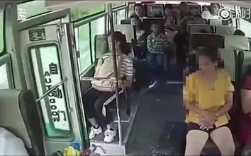 Video: Nhảy ra khỏi xe buýt đang chạy, người phụ nữ chết thảm