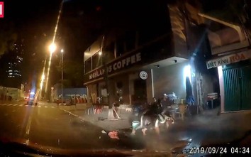Video: Tài xế đánh lái xuất thần, hạ gục tên cướp trong nháy mắt
