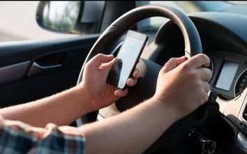 Bộ Công an đề xuất cấm sử dụng điện thoại khi điều khiển ô tô