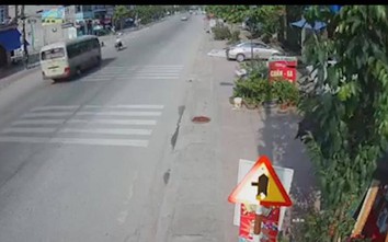 Video: Tránh gờ giảm tốc, xe khách tông gục 2 người đi xe máy