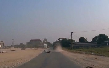 Video: Quyết đua tốc độ với xe tải, "ninja lead" suýt mất mạng