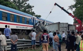 Video: Tàu khách va xe đầu kéo vượt ẩu, container dính chặt đầu máy