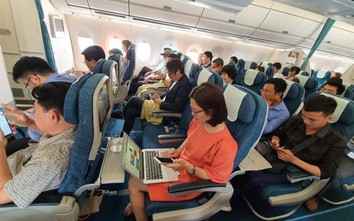 Khách hào hứng trải nghiệm wifi miễn phí trên máy bay