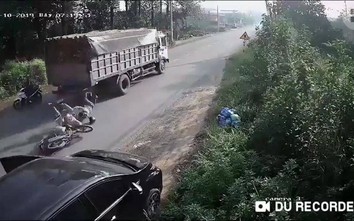 Video: Mở cửa xe bất cẩn, tài xế ô tô suýt hại chết nhiều người
