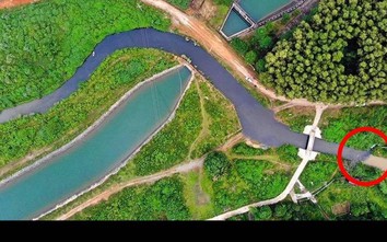 Nước thải nhà máy nước sông Đà đen kịt dòng suối cấp nước cho hồ Đồng Bãi