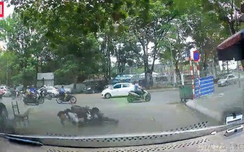 Video: Nam sinh suýt chết vì phóng xe tốc độ cao, lao vào đầu ô tô