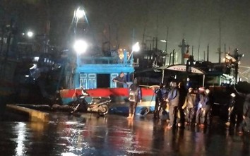 Ứng trực cứu nạn 4 tàu vận tải với 48 người bị mắc cạn vùng biển Quy Nhơn