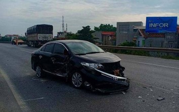 Hà Nội: Hai ô tô tông nhau ở đường trên cao, tài xế may mắn thoát chết