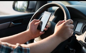 Vì sao phải xử phạt nặng hành vi sử dụng điện thoại khi lái xe?