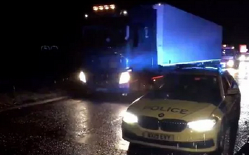Lại phát hiện thêm một xe tải chở 15 người nhập cư lậu ở Anh
