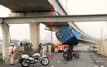 Hé lộ nguyên nhân vụ container đâm sập dầm cầu vượt đi bộ Suối Tiên