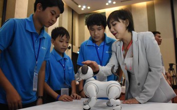 Chú chó Robot Aibo "cuốn hút" học sinh Đà Nẵng