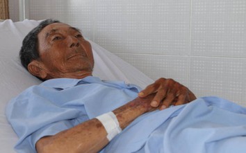 Xót xa cụ ông 90 tuổi chạy xe ôm gặp tai nạn, nằm viện không người chăm