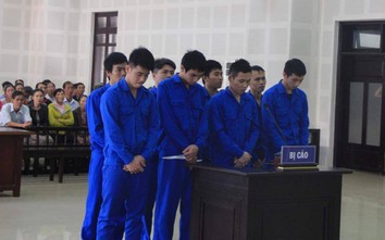 Mâu thuẫn trong tiệc chia tay bạn, 2 nhóm trai làng vác dao hỗn chiến