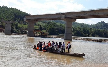 Quảng Trị: Đò ngang thiếu an toàn hàng ngày chở học sinh qua dòng nước xiết