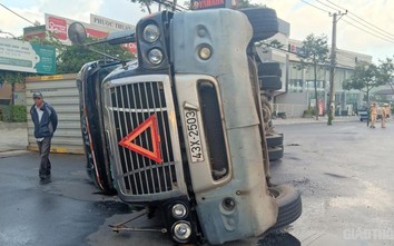 Video: Cận cảnh xe đầu kéo ôm cua lật nhào tại vòng xuyến ở Đà Nẵng