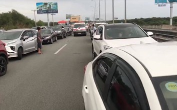 Tài xế Việt đồng loạt mở lối cho xe cấp cứu trên cao tốc tắc nghẹt