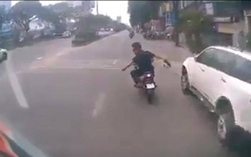 Video: Liều mạng "cà khịa" xe tải, 2 người đi xe máy bị tông suýt chết