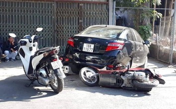Ô tô "điên" đâm hàng loạt xe máy, 2 người may mắn thoát chết