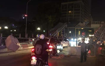 Cảnh sát truy tìm ô tô tông hỏng cầu vượt Thái Hà - Láng Hạ