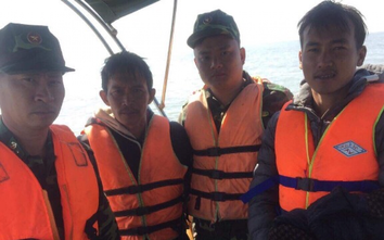 Vượt sóng gió, cứu thuyền viên trên tàu chìm tại cửa sông Văn Úc