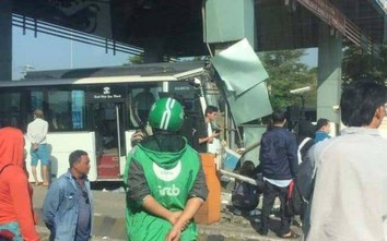 Xe khách Tân Lập Thành tông trúng cabin trạm thu phí Trung Lương