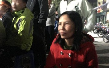 Quá căng thẳng, mẹ Triệu Việt Hưng nép mình cổ vũ cho tuyển Việt Nam