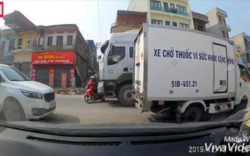 Video: Lao vào điểm mù xe tải, người phụ nữ thoát chết kỳ diệu