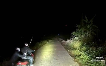 Video: Trong đêm tối, lái xe cứu thương bị dàn cảnh tai nạn, cướp tài sản
