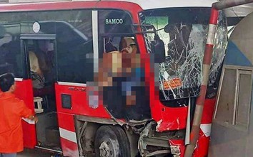 Xe khách lao vào trạm thu phí Bỉm Sơn, nhiều người bị thương