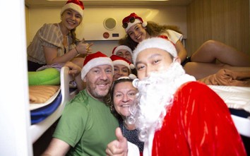 Ông già Noel bất ngờ xuất hiện trên tàu hỏa, hành khách vỡ òa niềm vui