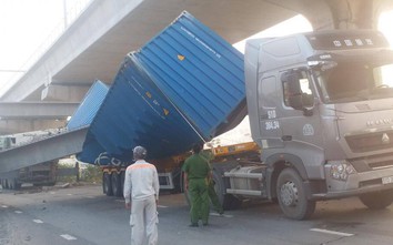 Khẩn trương xử lý vụ xe container húc sập dầm cầu vượt Suối Tiên
