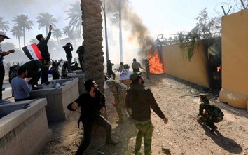 Người biểu tình đốt cháy cổng Đại sứ quán Mỹ ở Iraq, Trump phản ứng