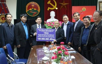 Bộ trưởng Nguyễn Văn Thể tặng quà Tết cựu thanh niên xung phong