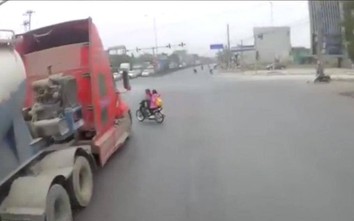 Video: Tài xế phanh cháy đường cứu hai mẹ con đi xe máy tạt đầu container