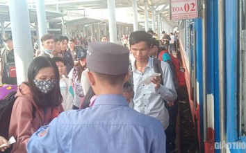 Cận cảnh ga Đà Nẵng căng mình đón lượng lớn khách về quê ăn Tết
