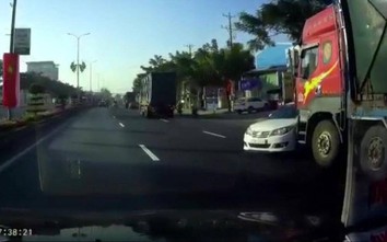 Video: Ô tô 4 chỗ bị xe tải "tạt đầu", tài xế suýt mất mạng ngày cuối năm