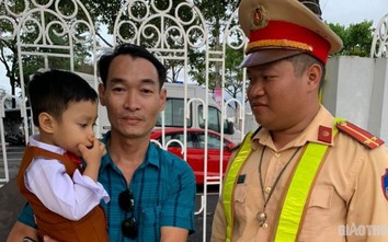 CSGT Đà Nẵng xử nghiêm vi phạm, giúp trẻ lạc tìm người thân ngày mùng 1 Tết