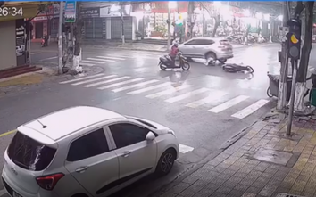 Video: Người đi xe máy bị ô tô chèn qua người vì phóng nhanh, phanh gấp