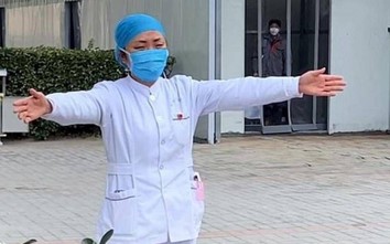 Video: Nữ bác sĩ Trung Quốc và phút hội ngộ từ xa đẫm nước mắt với con gái