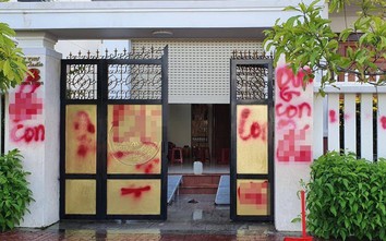 Nhà riêng giám thị trại giam bị “bom” sơn, chất bẩn